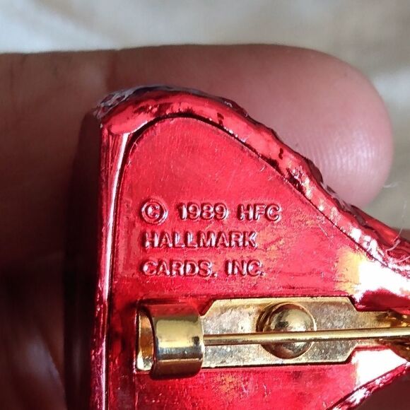 EUC VINTAGE HALLMARK 1989 Hershey's 2" Red Foil Kiss Valentine's Brooch/Pin - Picture 5 of 5